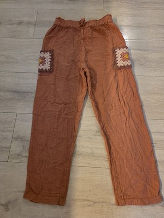 Hosen mit Häkelapplikation Grösse 140  guter Zustand muselin