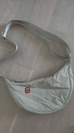 UNIQLO Umhängetasche mit Daruma-Stickerei