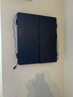 Dartscheibe mit vielen Darts und Zubehör