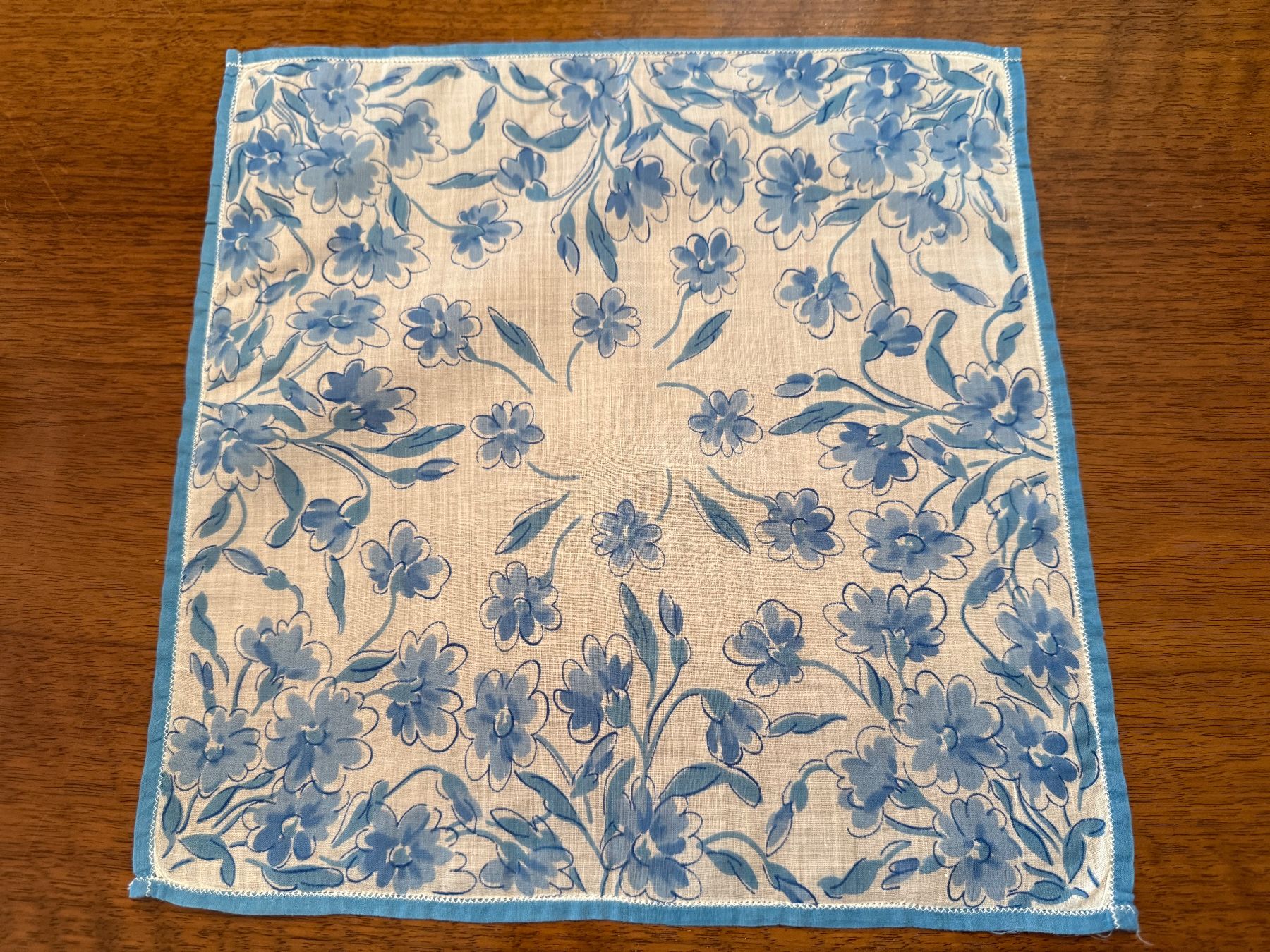 Sonstige Kleidung & Accessoires: Taschentuch blauweiss Blumenmuster – Gebraucht aus Erstfeld von Mario_boe0
