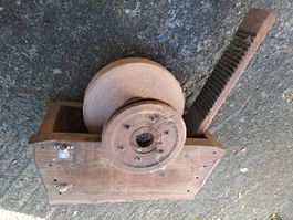 Antiker Schleifstein mit Antriebsrad und Wassertrog