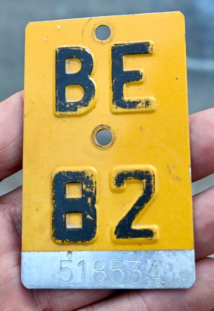 Schilder: Mofanummer BE 82 TÖFFLINUMMER – Gebraucht aus Pfaffhausen von mono_rec 2