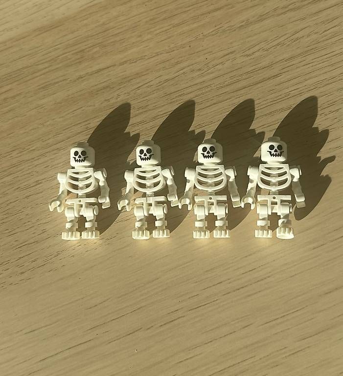 Lego Statuette: Lego Skeletons - 4 Stück Neu – Nuovo (secondo la descrizione) da Neuhausen am Rheinfall venduto da mic_m9bp