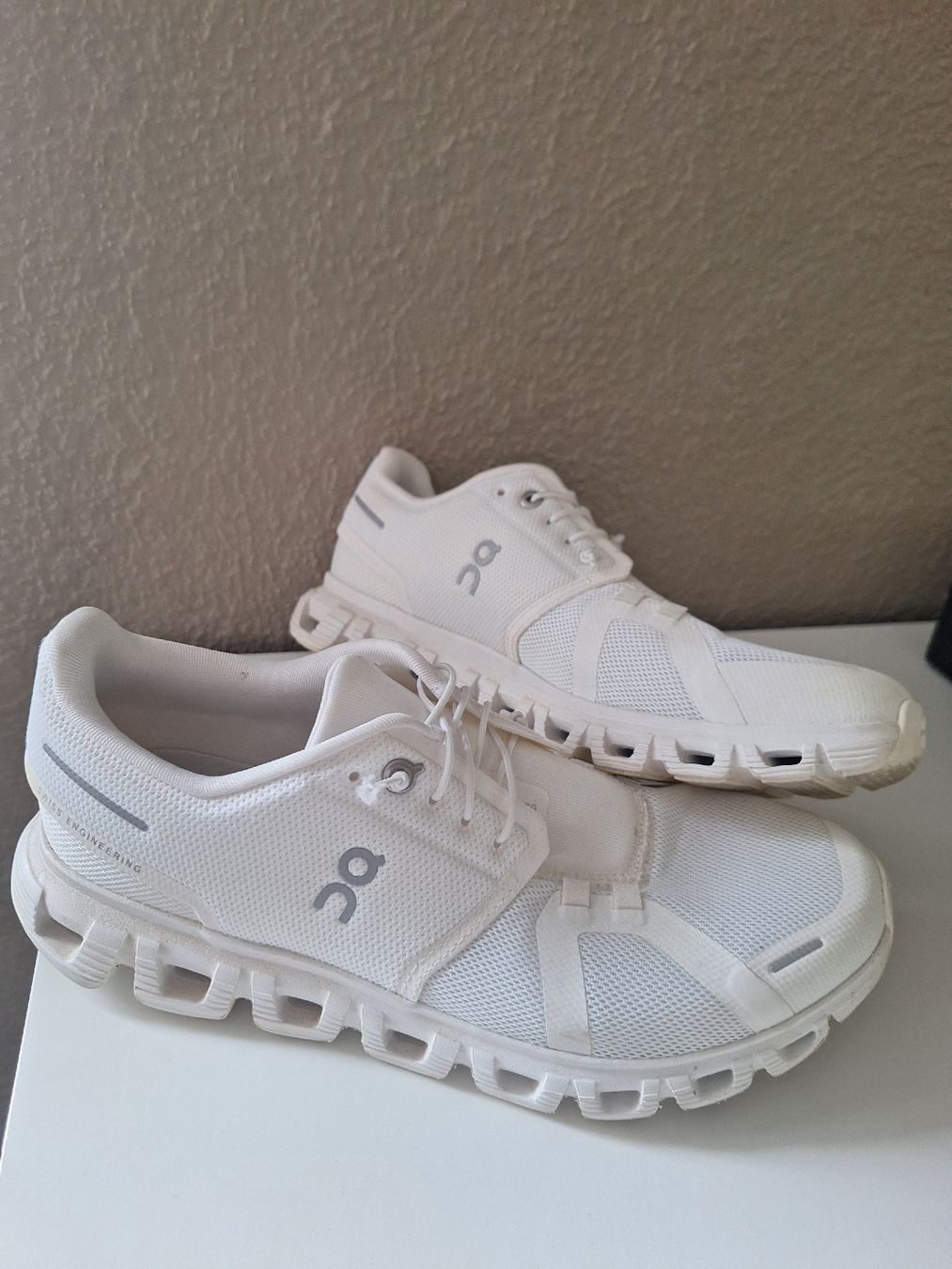 On Scarpe da donna: On Schuhe Cloud weiss 40.5 - 3x getragen – Nuovo (secondo la descrizione) da Weisslingen venduto da Soma22
