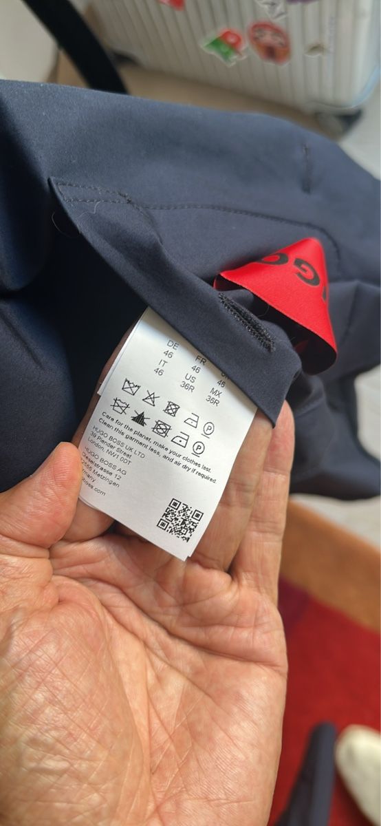 Hugo Boss Giacche: Hugo Boss Navy Blazer,  46/38 – Nuovo e nell'imballaggio originale da Mont-sur-Lausanne venduto da sashwindow 2