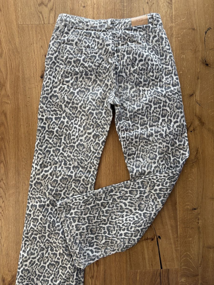 Stradivarius Jeans: Leoprint Jeans Stradivarius – D'occasion à Muttenz par dom_7tvx 1