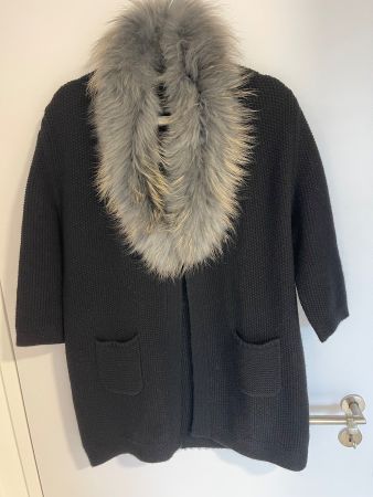 Schwarzer Hemisphere Cardigan mit Pelzbesatz