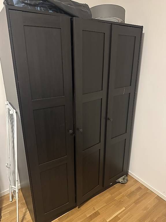 Armoires: Kleiderschrank schwarz – D'occasion à Zürich par Diellza_123