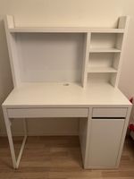 Schreibtisch mit Whiteboard