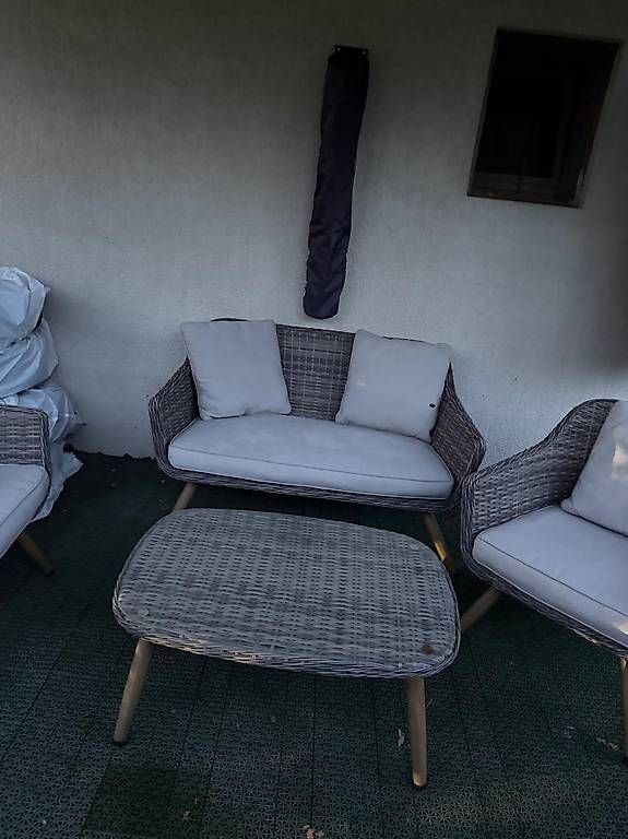Sofas: GRATIS!! Gartenlounge mit Tisch – D'occasion à Wald ZH par cla_jx8d