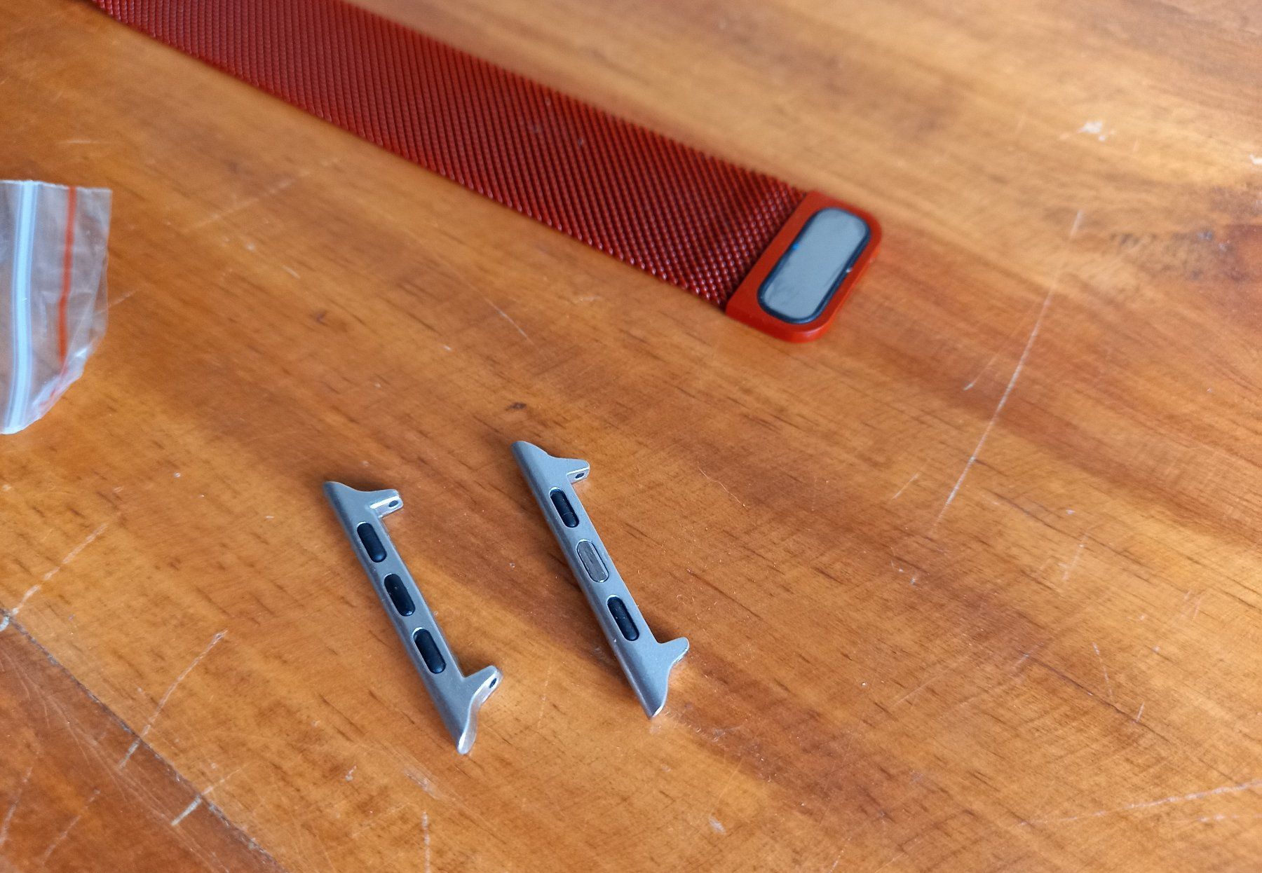 Apple Armbänder & -reifen: Rotes magnetisch Edelstahlarmband für Apple Watch 42,44,45mm – Neu und originalverpackt aus Lausanne von WATCH-WORLD 1