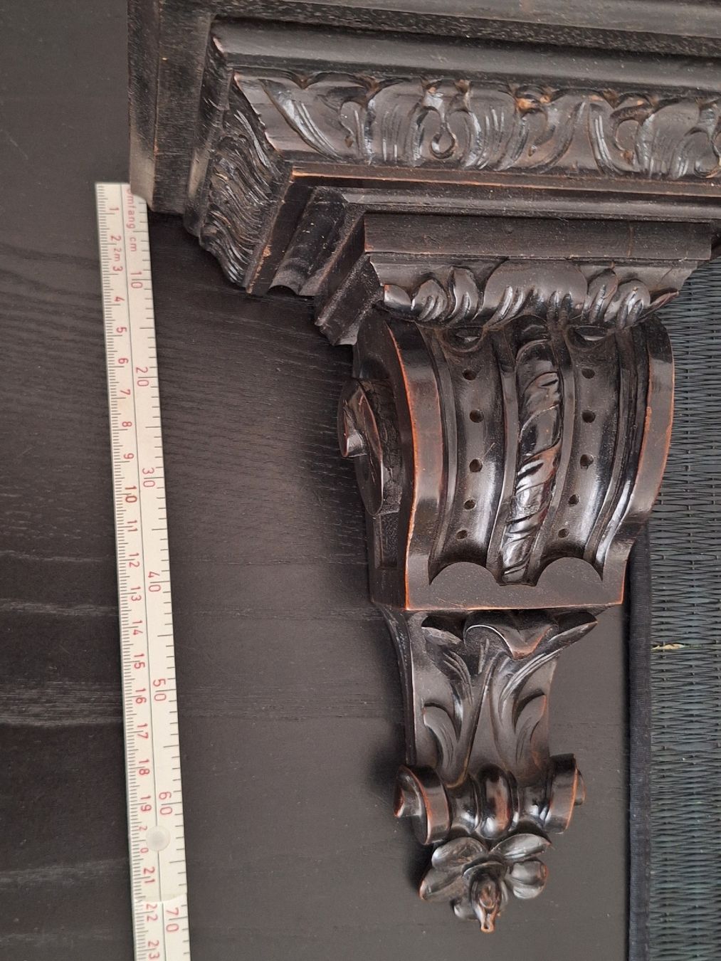 Articoli in legno: Wandkonsole geschnitzt Holz dunkel antik  – Usato da Winterthur venduto da juszku 2