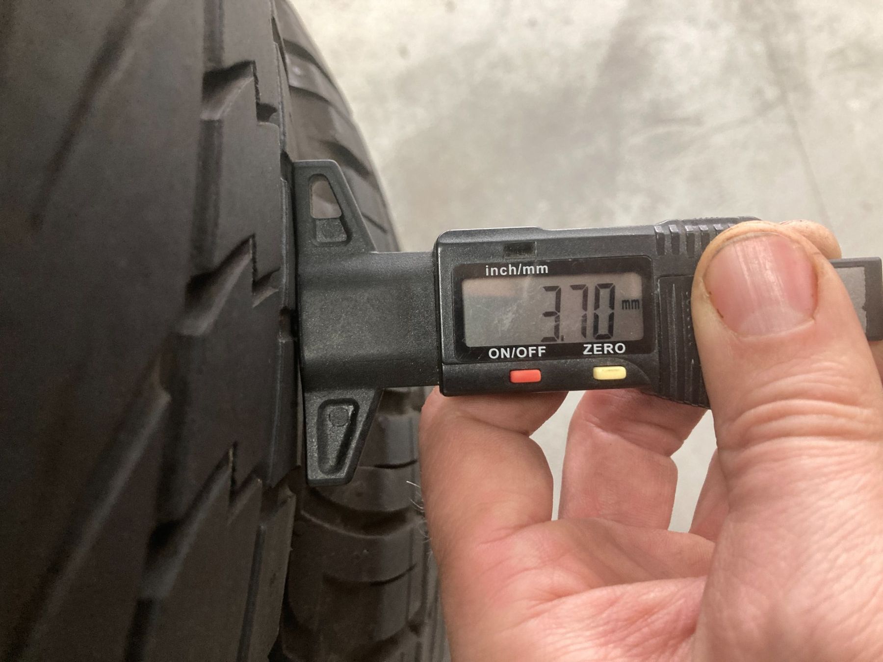 Continental Pneus & Kompletträder: 235/55R19 Sommerpneu Continental – Gebraucht aus Cham von WB2223 4