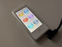 Apple iPod Nano 7. Generation silber / Akku defekt!