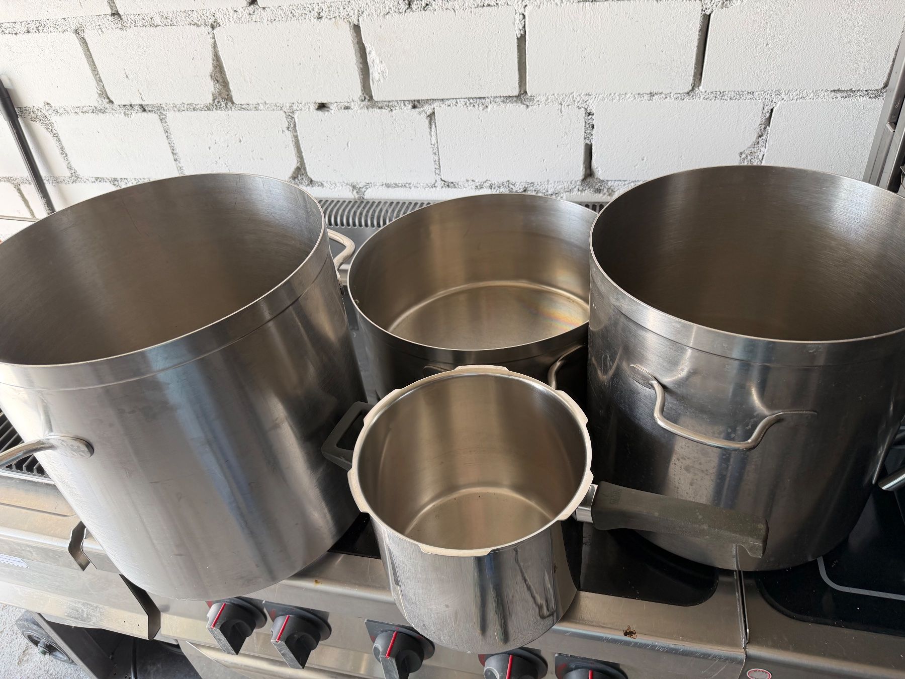 Padelle: 4 grosse Pfannen Gastronomie div Grössen – Usato da Weesen venduto da AmdenLodgeOliEschler 1