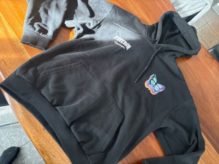 Schwarzer Hoodie mit Schmetterling-Motiv, Grösse L , Top!