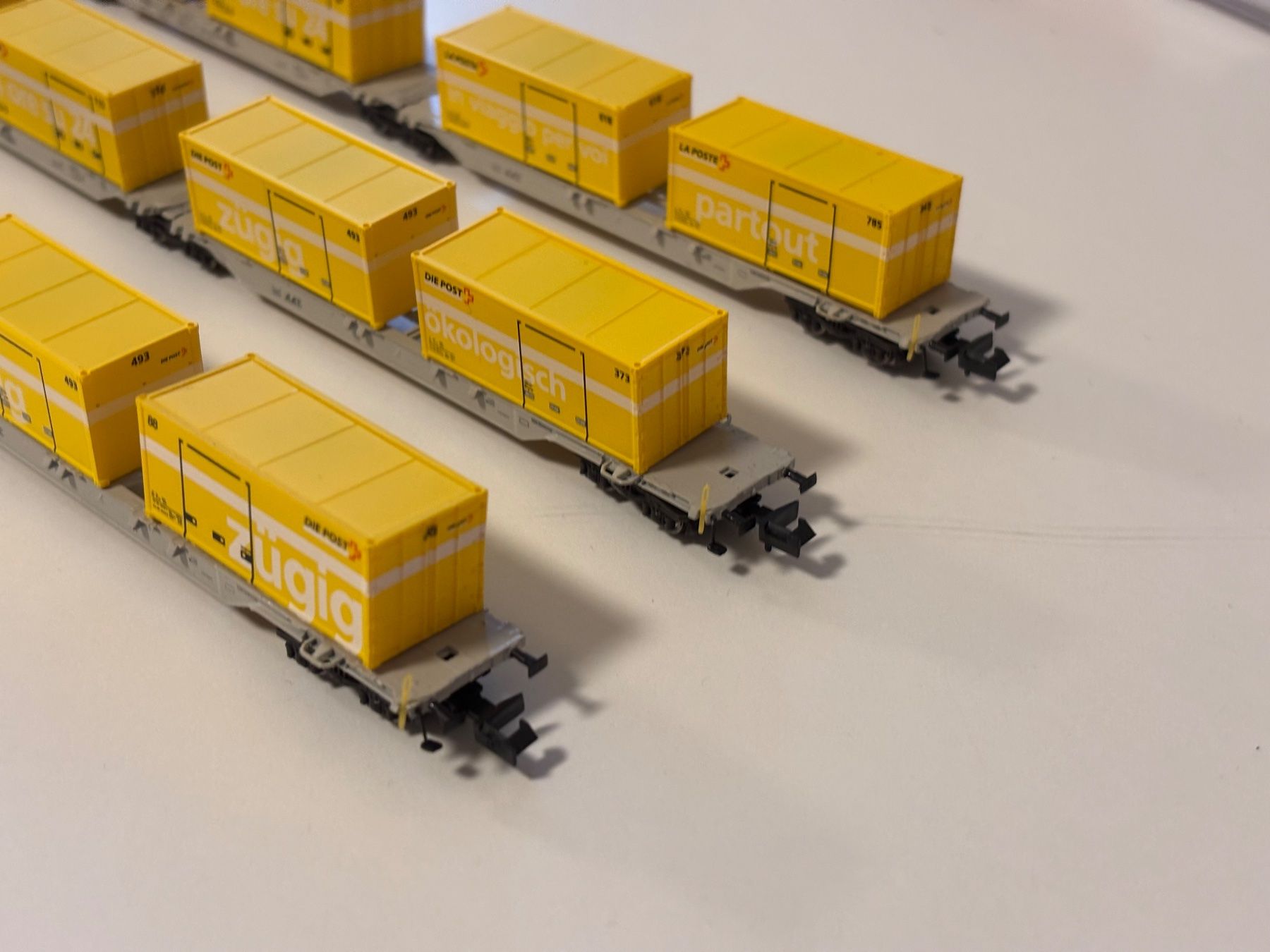 Hobbytrain Modellini di ferrovie: 3x Hobbytrain Containertragwagen 1/160 mit Post Container – Usato da Lengnau AG venduto da Chefe43 4