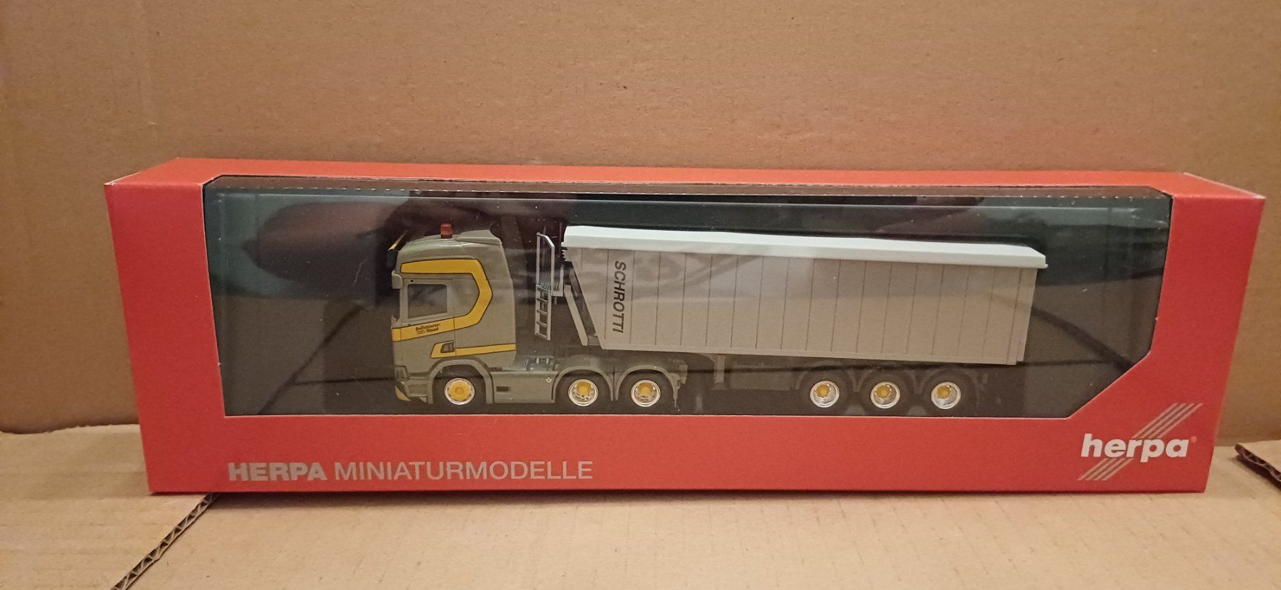 Herpa Modellini d'auto: HERPA.SCANIA.6X2/4.TRANSPORT DOMBIERER.  1:87. CH. – Nuovo e nell'imballaggio originale da Romanel-s-Lausanne venduto da Bidule01