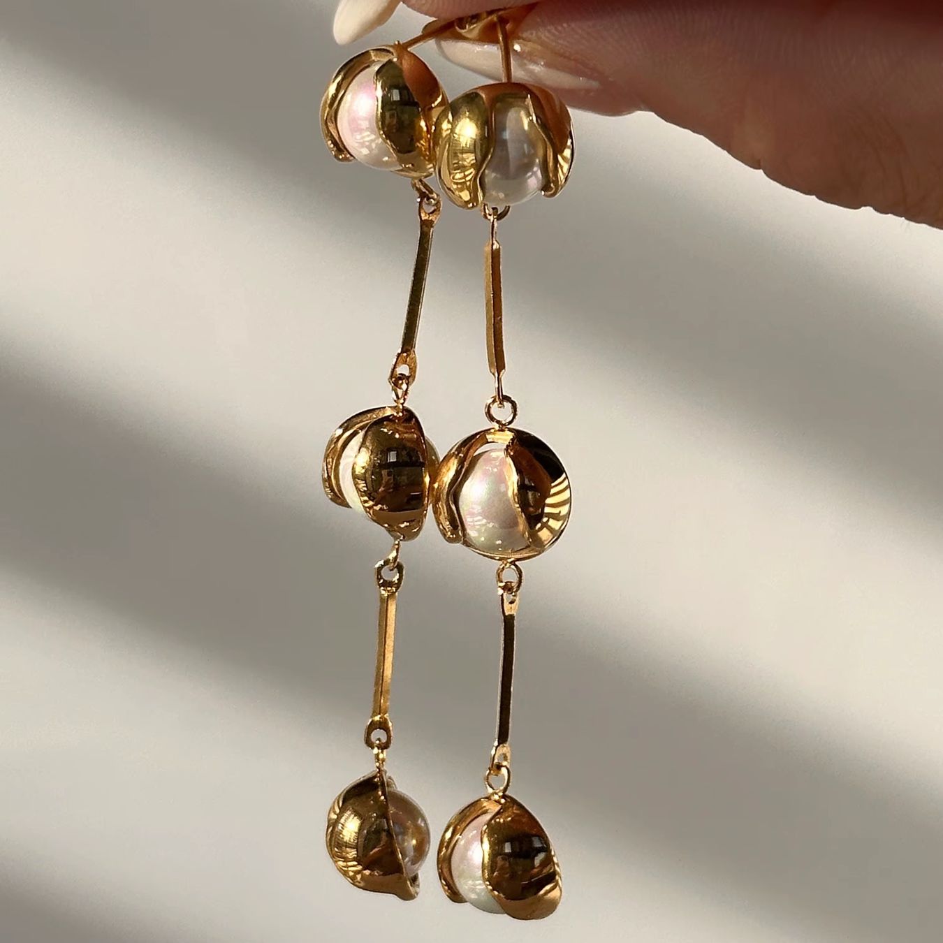 Orecchini pendenti & Orecchini a lobo: Boucles d’oreilles Luna Perla – Nuovo e nell'imballaggio originale da St-Maurice venduto da Sandrinette123