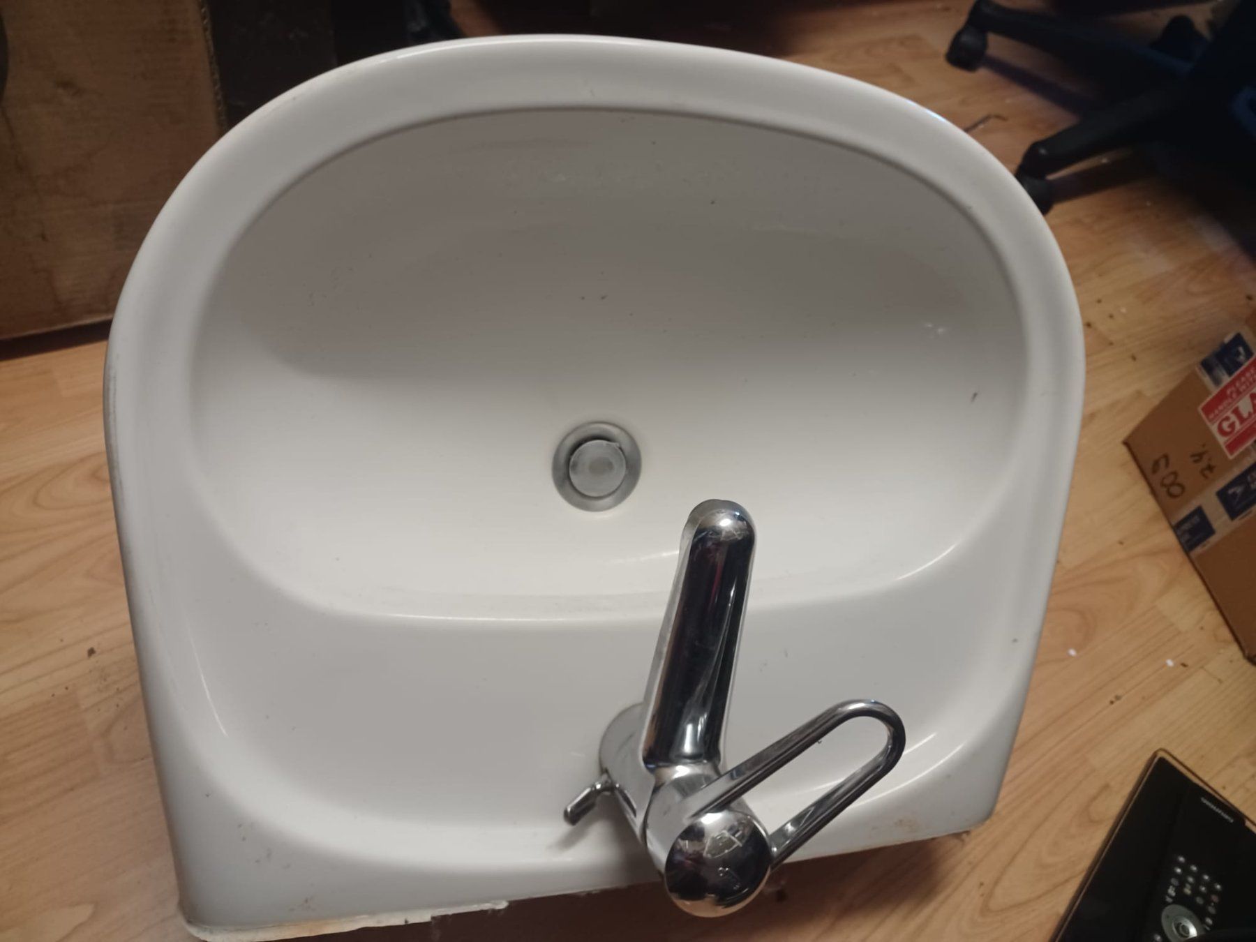 Lavabi & lavandini: Lavabo mit Wasserhahn – Usato da Veltheim AG venduto da Mar_5g9r