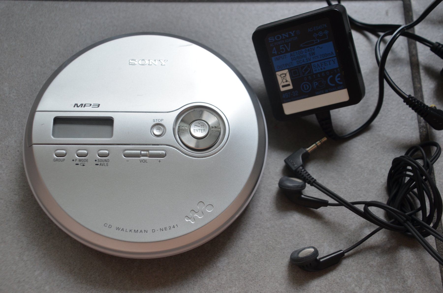 Sony Lettore multimediale portatile: Discman Sony D-NE241 Baladeur CD – Usato da Collonges venduto da arashee
