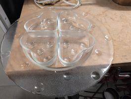 plat aperitif en verre avec 4 compartiment