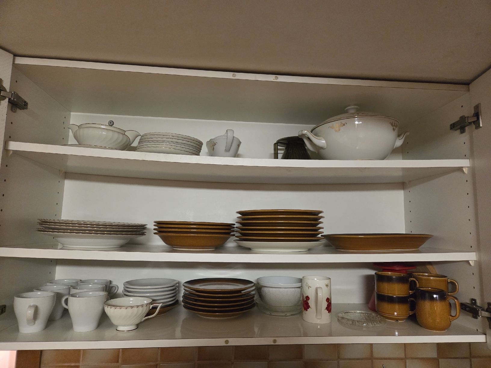 Set di piatti: Geschirrset Vintage Braun/Weiss – Usato da Rebstein venduto da man_w6fp