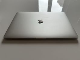 MacBook Pro 15", i7 Quad-Core, 16GB RAM, 512GB SSD, Radeon
