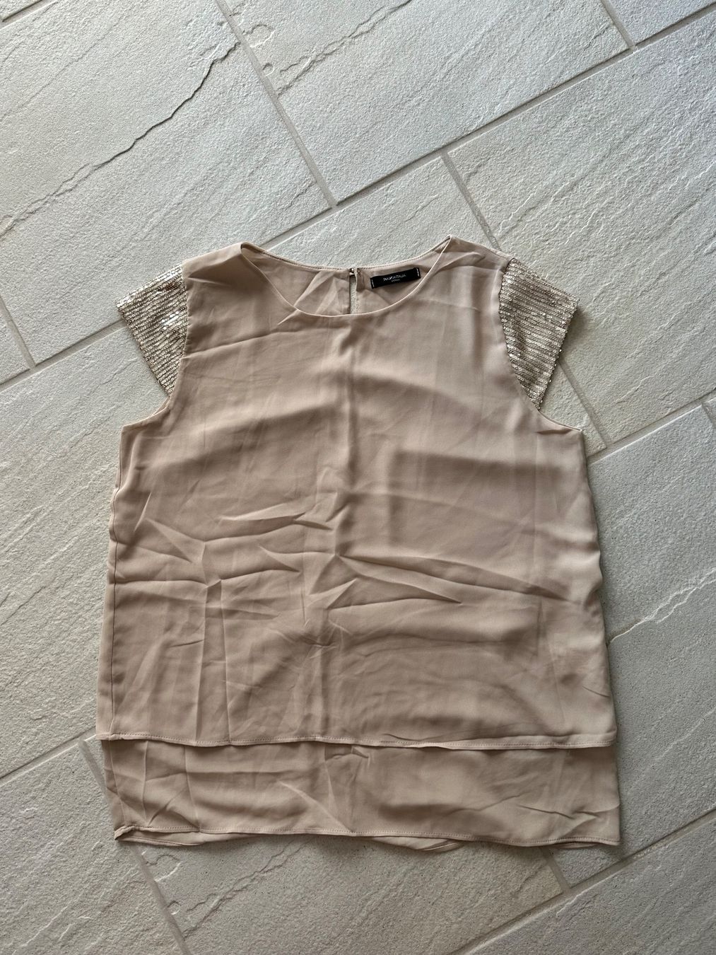 Camicette: Elegante beige Bluse mit Glitzerärmeln – Nuovo (secondo la descrizione) da Pfäffikon ZH venduto da bingo74