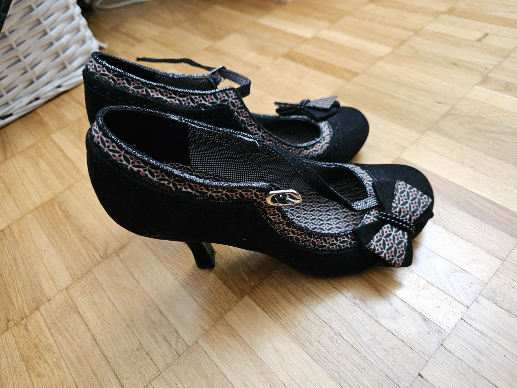 Lotti di vestiti: Grosses Retro Kleider Paket – Usato da St. Gallen venduto da ejw_w9pv 9