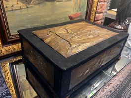 Antike Schmuckschatulle mit Messingrelief