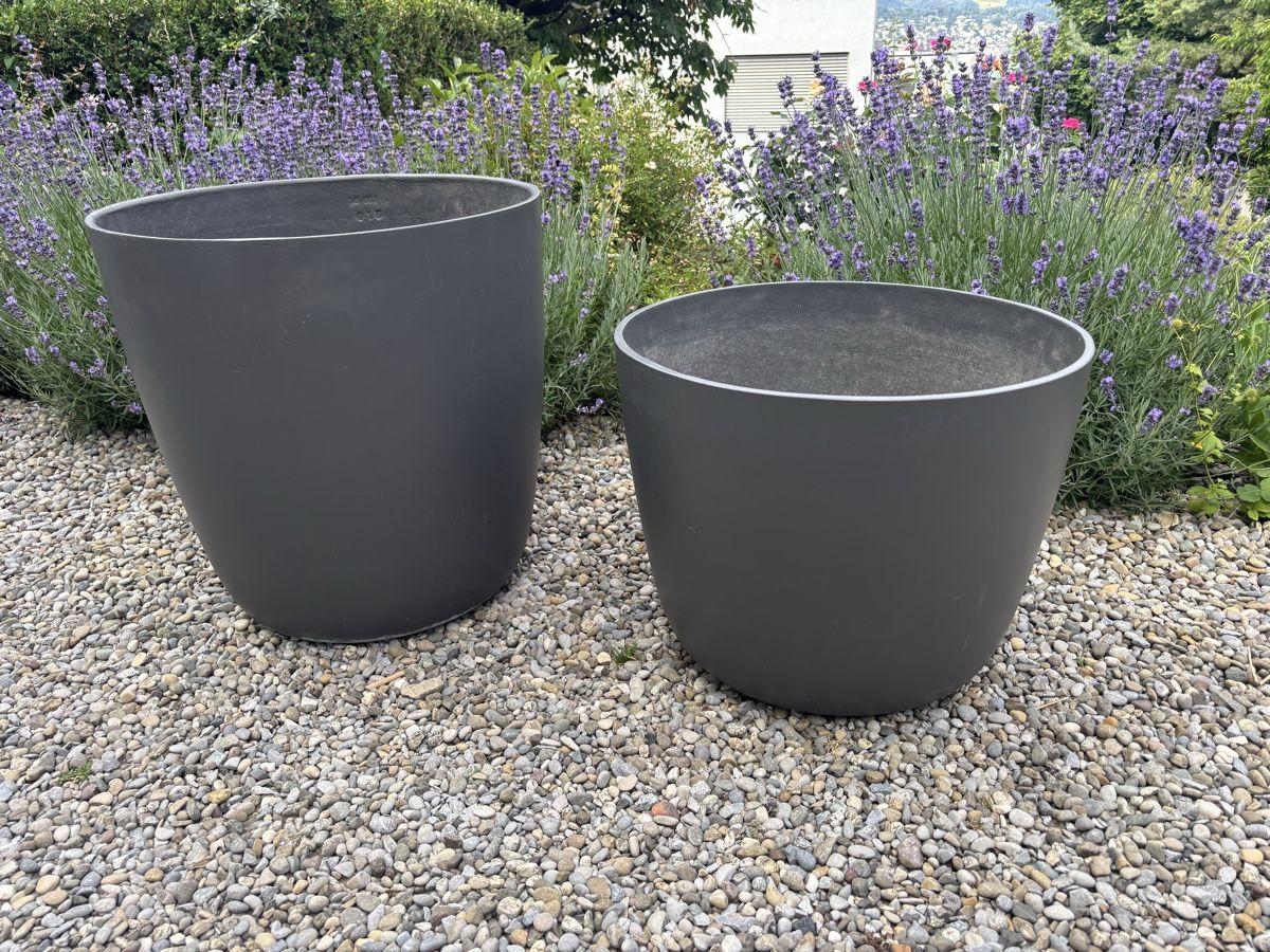 Eternit Pots de fleurs: Planters/Gartentopf Swisspearl Eternit x 2, Anthracite – D'occasion à Erlenbach ZH par verbena_mint