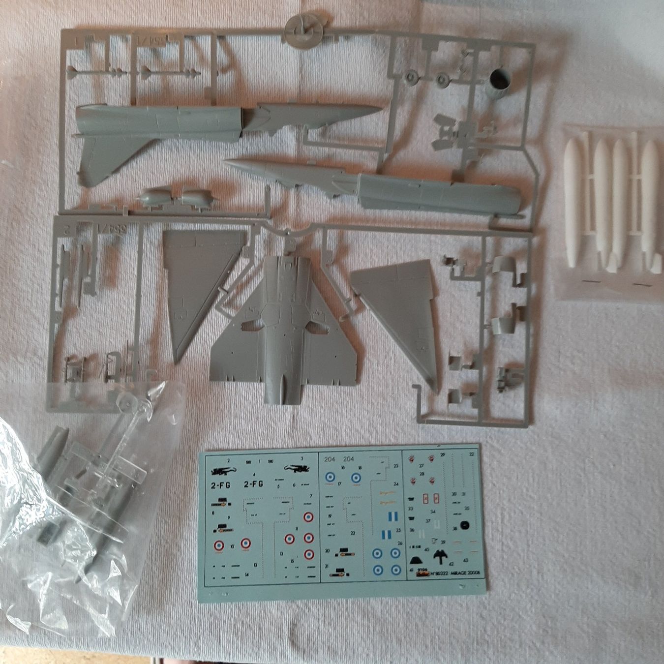 Heller Kits de montage: 3595 ... Dassault Mirage 2000 B ... Heller 80322 + Decal – D'occasion à Bonstetten par Benibanny59 6