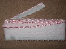 Borte weiss mit rosa Bögli Baumwollgemisch 15mm breit.40