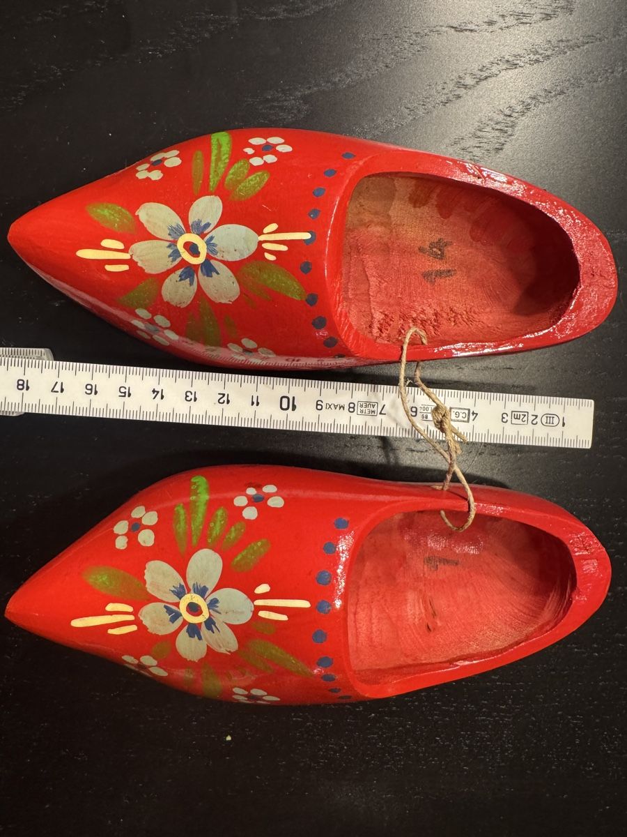 Alle Dekorationen: Rote Holzschuhe mit Blumenmuster – Gebraucht aus Erstfeld von Mario_boe0 1