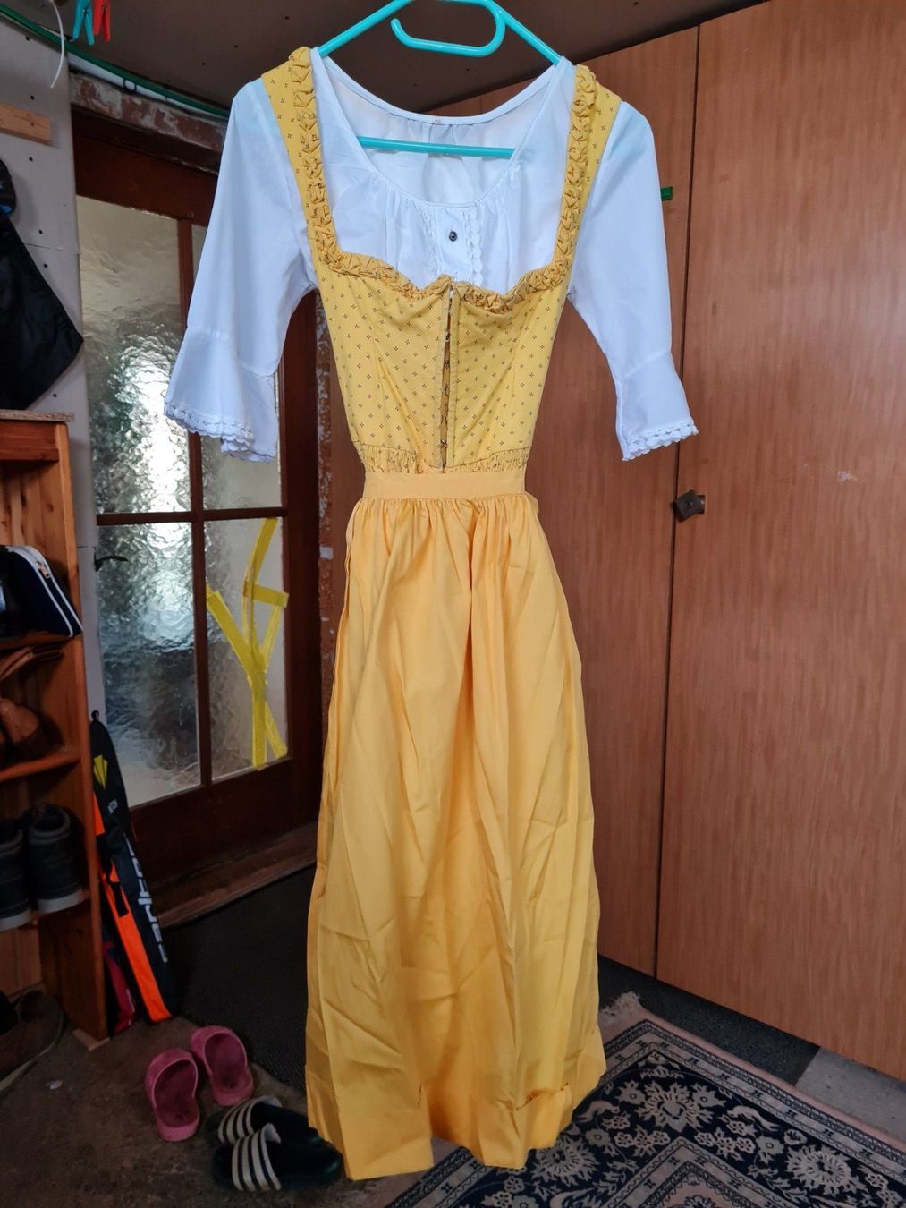 Robes: Dirndl Set , Grösse S-M – D'occasion à Coeuve par Nelly2