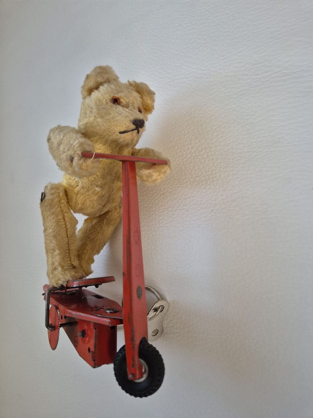 Giocattoli: Teddybär auf rotem Roller Blechspielzeug – Usato da Wettingen venduto da ros_s7sq