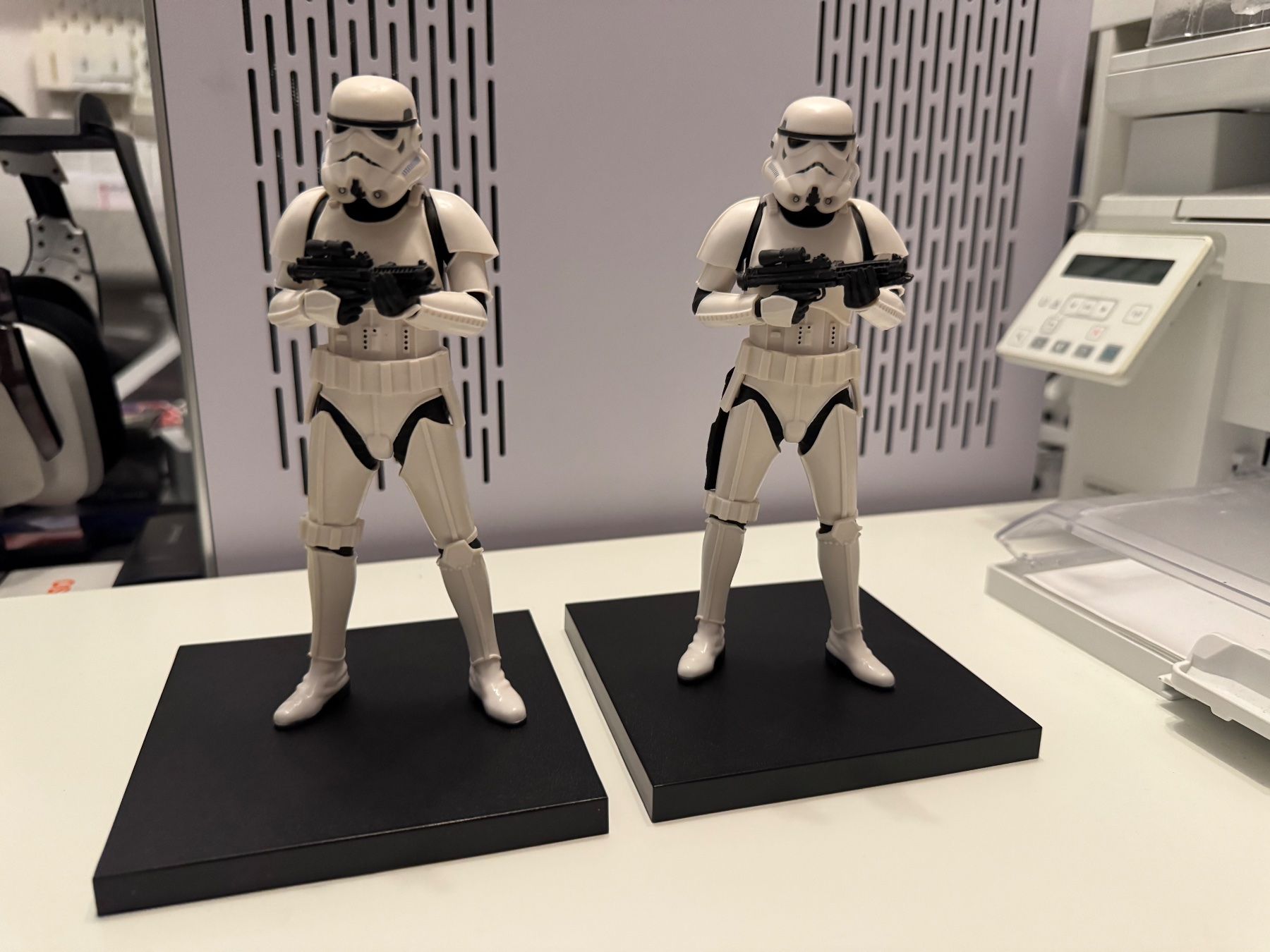Star Wars Statuette: Star Wars Stormtrooper Kotobukiya Two Pack ArtFX+ Figur – Usato da Burgdorf venduto da Caradhras 2