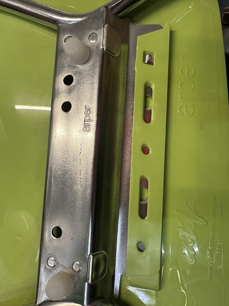 Arper Stühle: 2 chaises bicolores Arper – Gebraucht aus Cugy fr von osc_lxr7 3