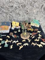 Konvolut HolzFiguren und Haeuser mit Zubehoer 1950er Jahre