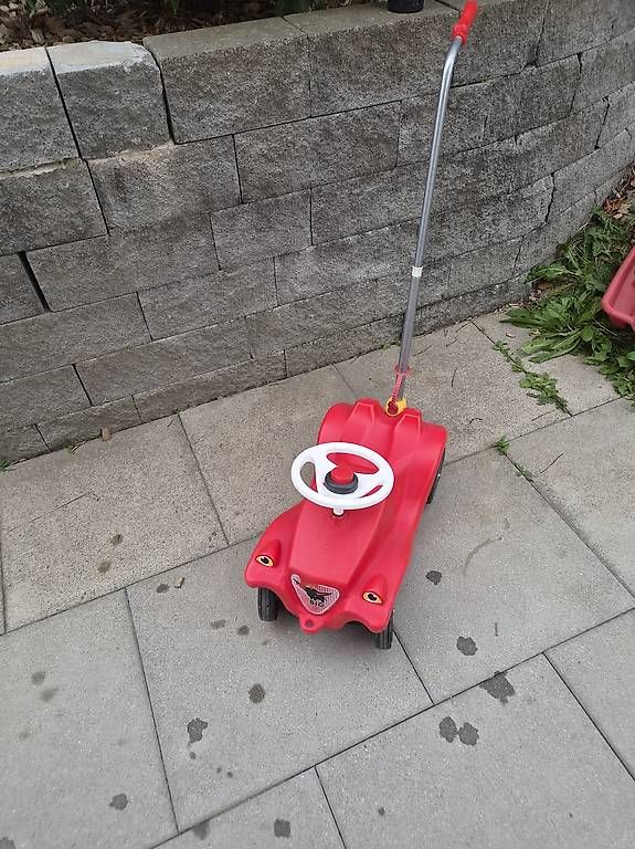 Véhicules pour enfants: Rotes BIG Bobby Car mit Schiebestange – D'occasion à Melchnau par Rhabarber_98