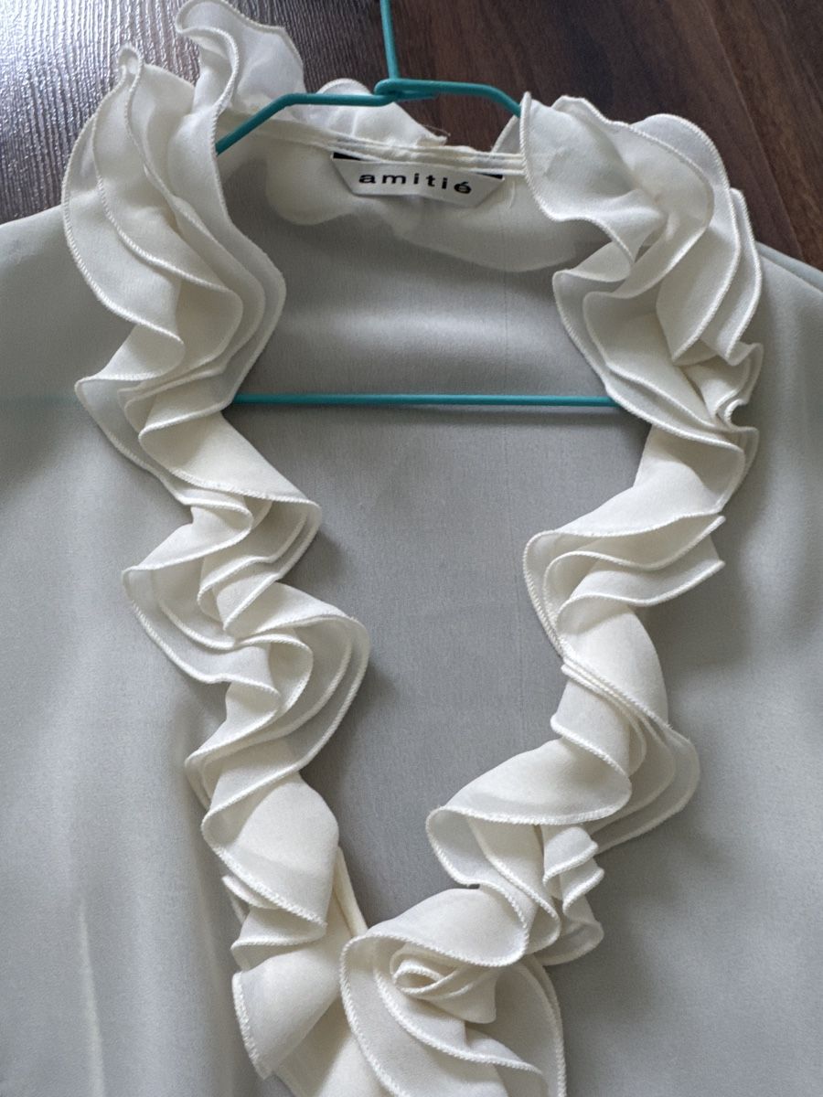 Camicette: Amitie Cream Ruffle Blouse - Elegant & Unique Design! – Usato da Freienbach venduto da buyzebra 1