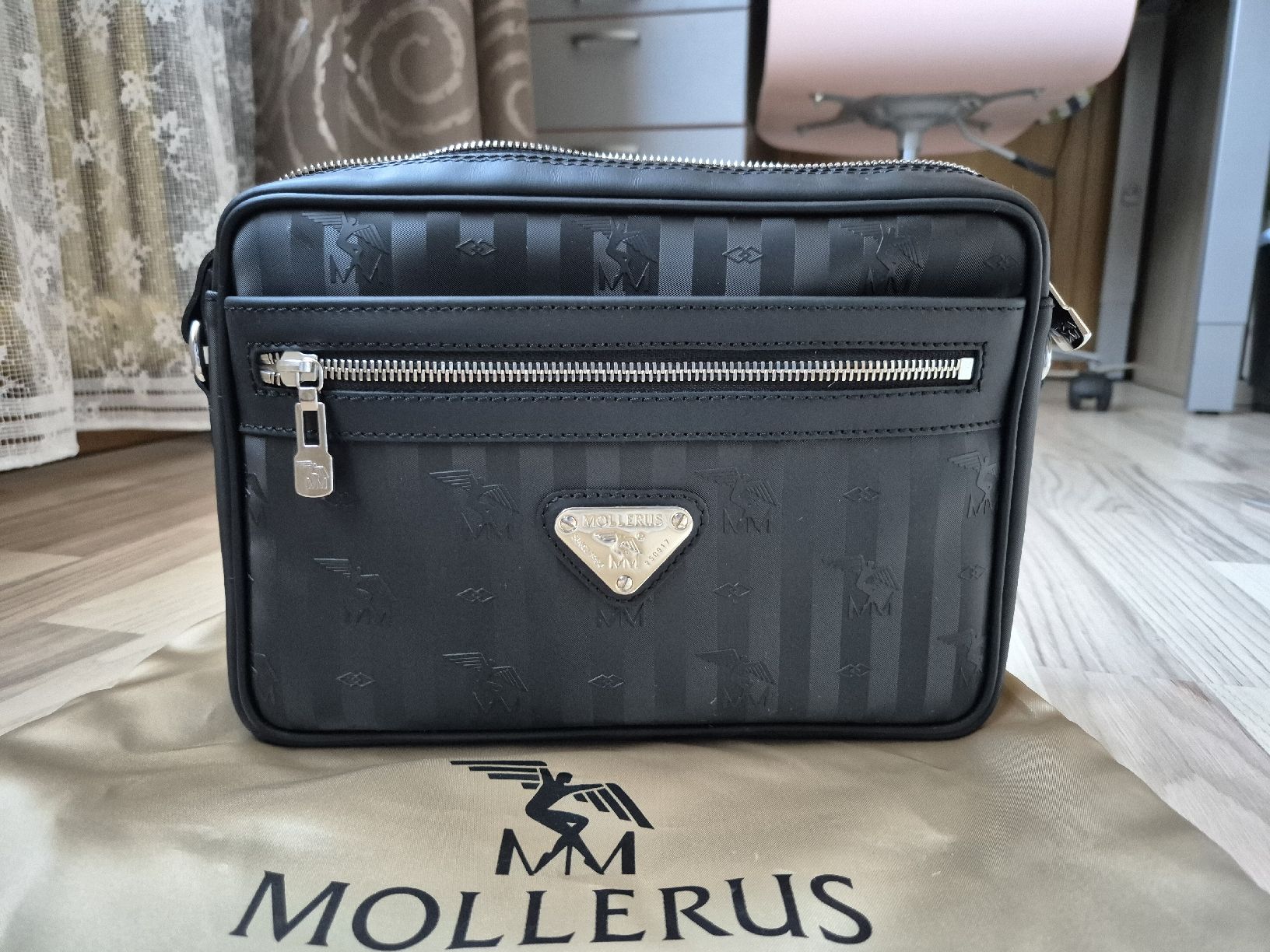 Maison Mollerus Taschen für Damen: NEUE MOLLERUS "LONDON" silber – Neu (gemäss Beschreibung) aus Unteriberg von VOI_69 1