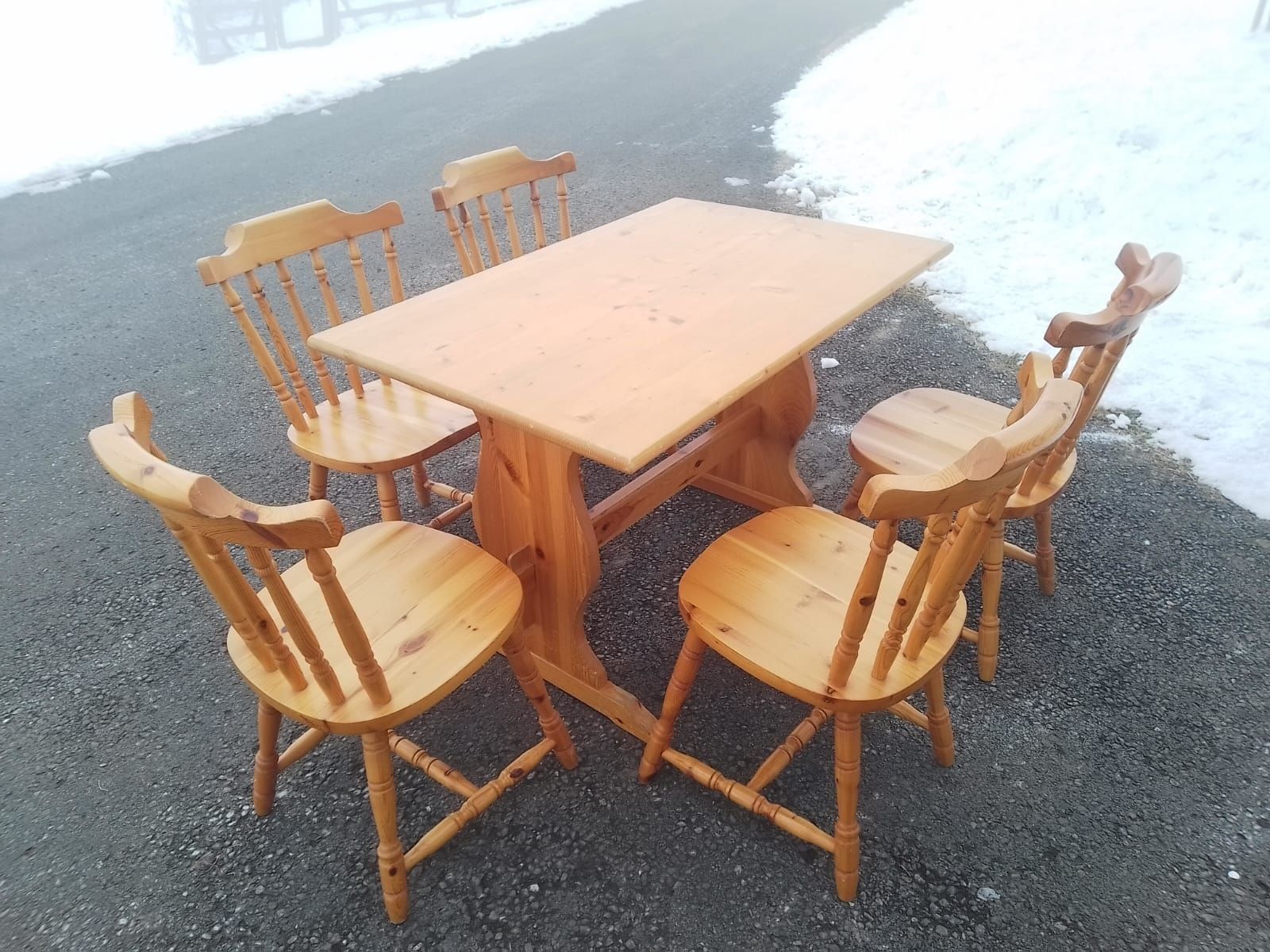 Tavoli: Holztisch mit 5 Holzstühlen – Usato da Herisau venduto da etajo