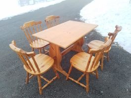 Holztisch mit 5 Holzstühlen