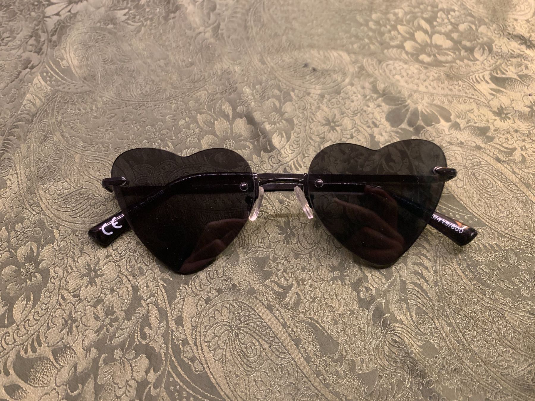 Brillen & Gläser: Schwarze Sonnenbrille in Herzform – Gebraucht aus Chalais von Decoarts.art