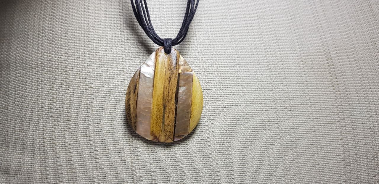 Ketten: Collier avec pendantif nacre et bois de Bijou Nile – Gebraucht aus Montreux von Art_et_antiquites
