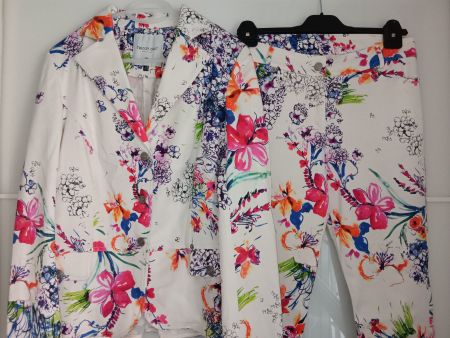 TRICOT CHIC Ensemble fleuri veste 42 CH et jeans 40 CH
