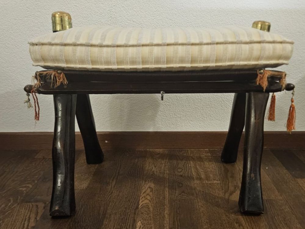Sgabelli: Antiker Polsterhocker mit Stoffbezug & Holzfüssen – Usato da Birr venduto da DisDas 2