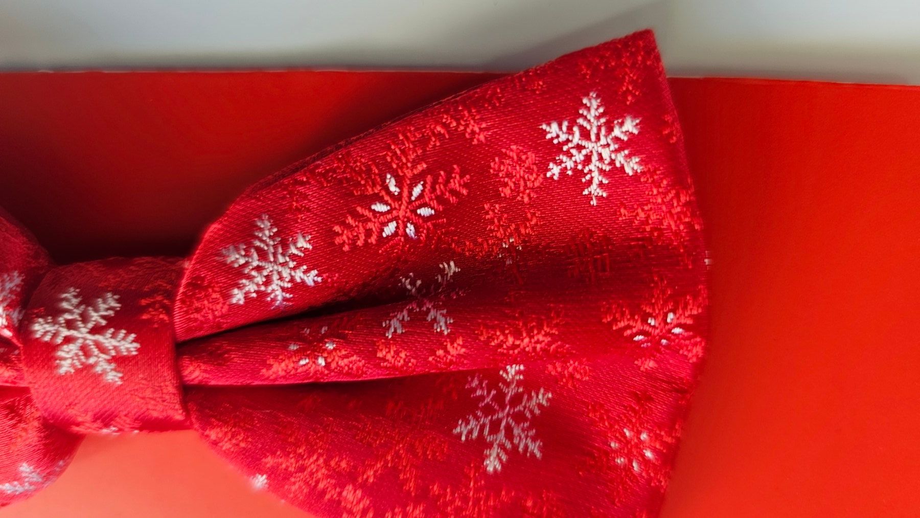 Cravatte: Fliege  Weihnachten Schneeflocke rot – Nuovo e nell'imballaggio originale da Fehraltorf venduto da herrenaccessoirsking 1